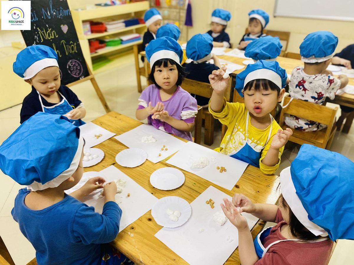 Các em bé Kids'Sace học cách làm bánh trôi Tết Hàn thực