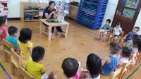 Bé vắt nước cam